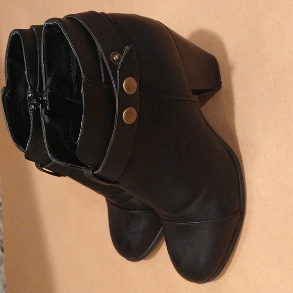 American Eagle Outfitters, Black Ankle Booties With 3.5" Heel, Size 7 1/2. - Picture 3 of 11